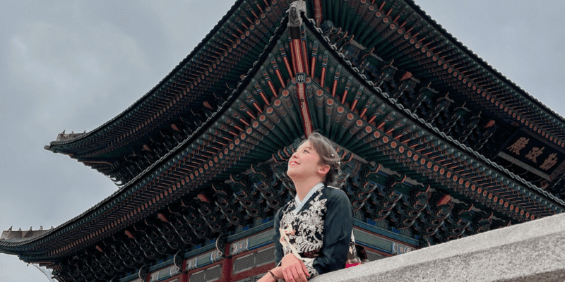 imagem mulher usando hanbok Palácio Gyeongbok viagem pra coreia